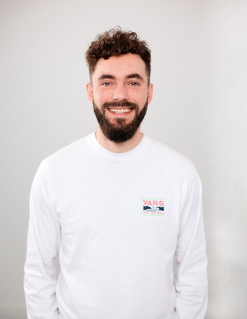 Julian Fernandez Hennemann portraitiert im Büro der Vagabunt Kreativagentur in Hamburg.