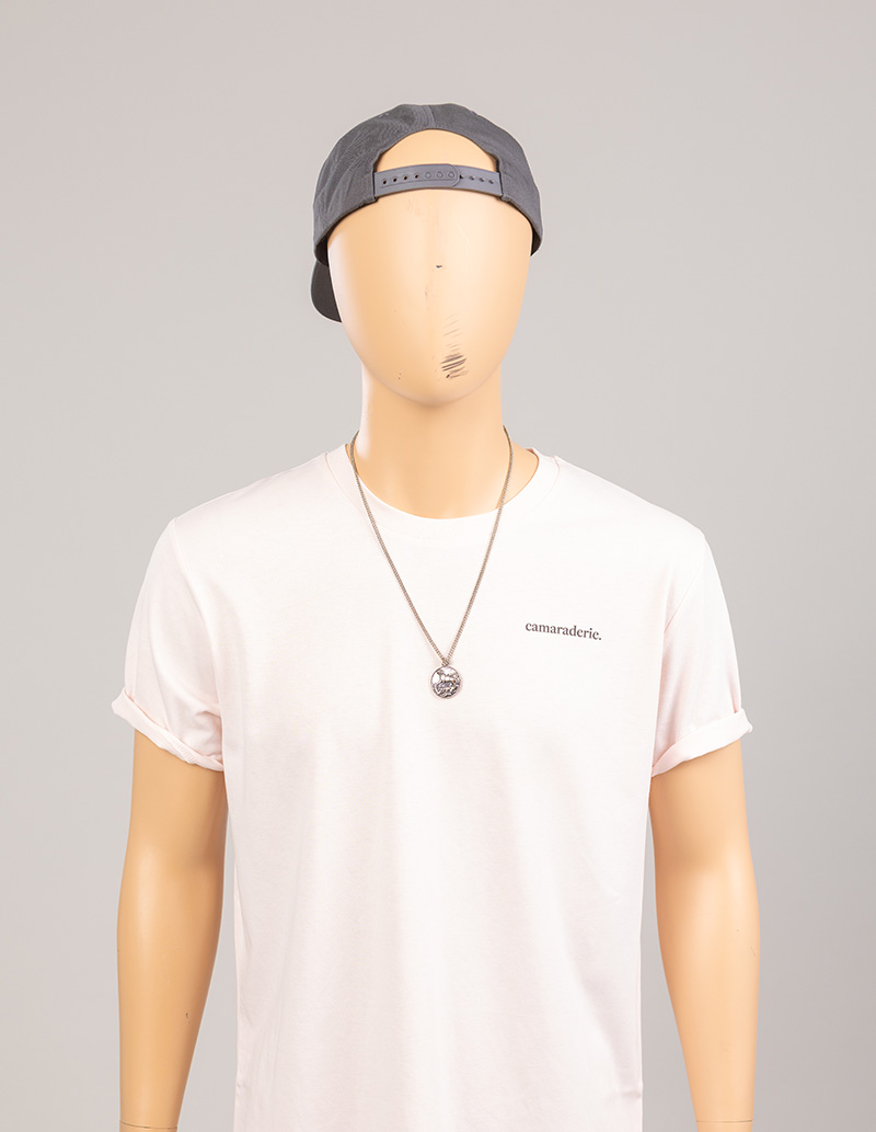 Schaufensterpuppe mit Cap und T Shirt als Feel Good Manager der Vagabunt Kreativagentur in Hamburg.