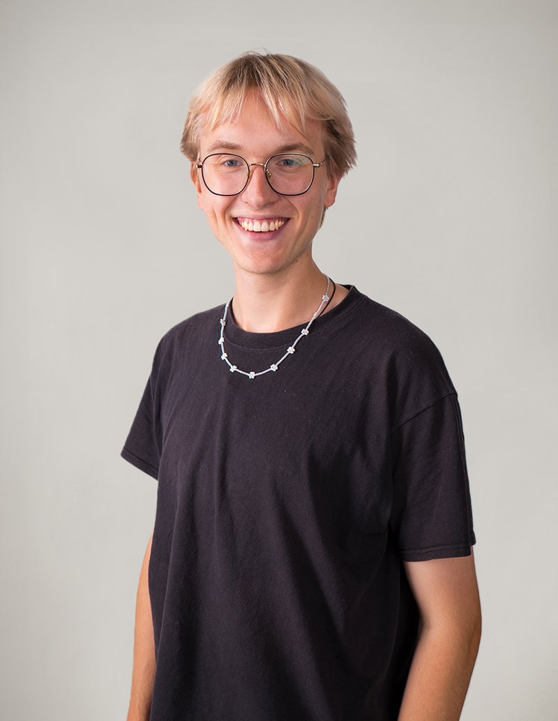 Yorrick Nissen portraitiert im Büro der Vagabunt Kreativagentur in Hamburg.