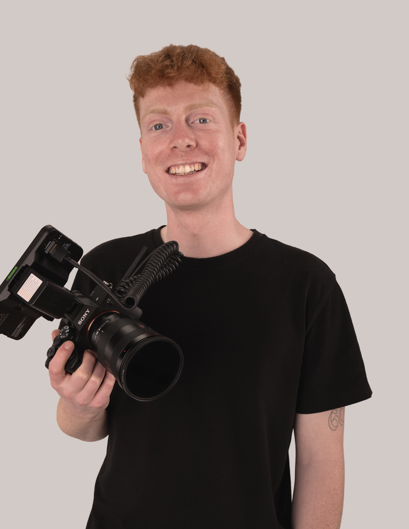 Marvin Rüther hält eine Filmkamera im Büro der Vagabunt Kreativagentur in Hamburg.